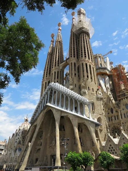 05.07.2016, Barcelona, Španělsko: chrám Sagrada Familia pod nevýhody — Stock fotografie