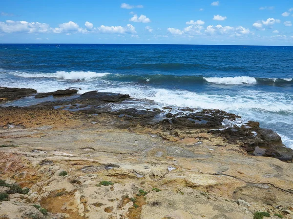 Limpar água do mar azul landskape e rochas perto da costa de Creta, Gree — Fotografia de Stock