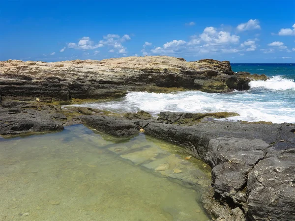 Stora vågor på rock kusten blå hav och himmel på Kreta — Stockfoto