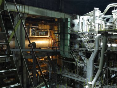 Borular, çelik borular, buhar türbini ve ekipman endüstriyel enerji santralinde, gece sahnesi                       