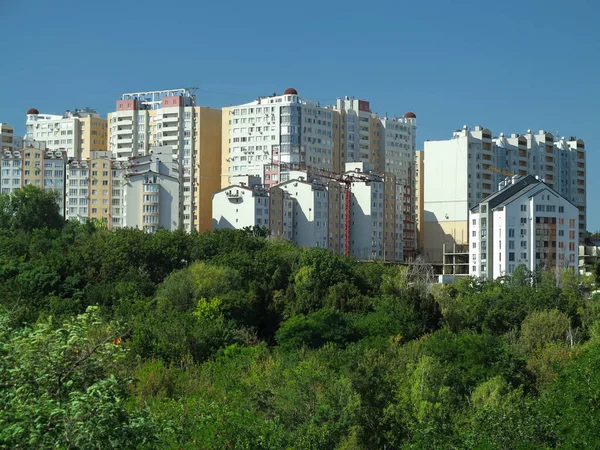 Просто Стройте Новые Жилые Дома Зеленом Лесу Голубом Небе — стоковое фото