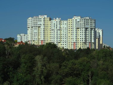 Sadece yeşil ormanda ve mavi gökyüzünde yeni evler inşa et.