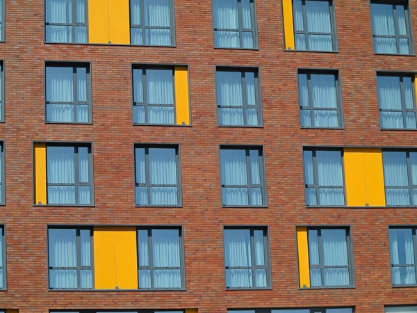 갈색과 노란색 벽돌로 외관에 창문이 — 스톡 사진