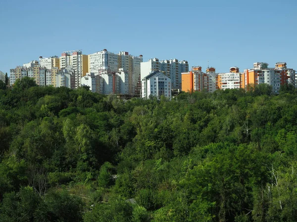 Wystarczy Zbudować Nowe Domy Apartamentowe Zielonym Lesie Błękitnym Niebie — Zdjęcie stockowe