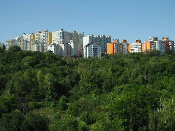 Просто Стройте Новые Жилые Дома Зеленом Лесу Голубом Небе — стоковое фото