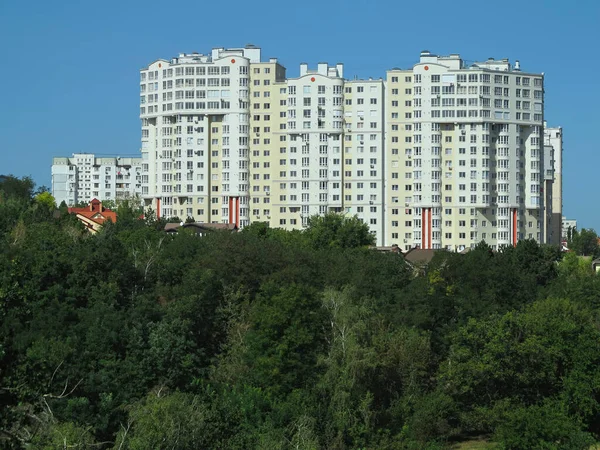 Gewoon Nieuwe Appartementen Bouwen Groen Bos Blauwe Lucht — Stockfoto