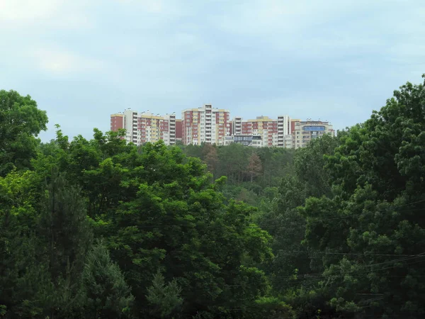 Bloco Recém Construído Apartamentos Ecológicos Meio Uma Floresta Verde — Fotografia de Stock