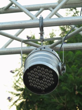 Metalik sahne yapısal elementleri üzerine projektörler