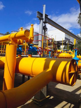 Endüstriyel gaz dağıtım boru hattı istasyonu, sarı borular, tüpler, valf ve diğer ekipmanlar