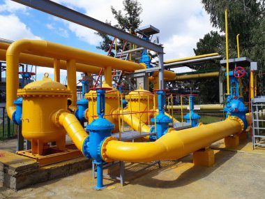 Endüstriyel gaz dağıtım boru hattı istasyonu, sarı borular, tüpler, valf ve diğer ekipmanlar