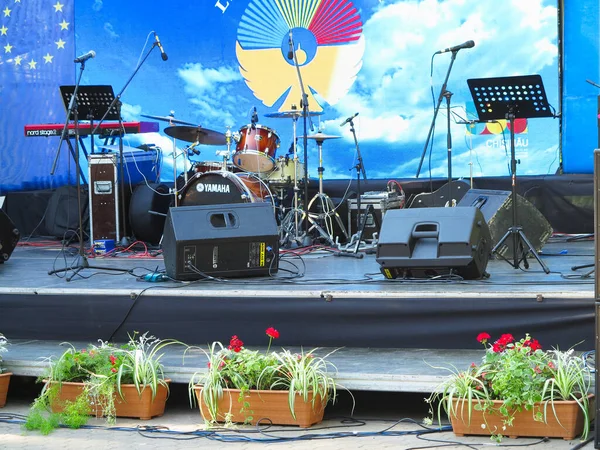 2021 モルドバ チシナウ 祭りのコンサートステージ ドラム アンプ スピーカー マイク ケーブル — ストック写真