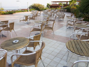 Sandalye ve masa üzerinde yaz açık hava teras cafe