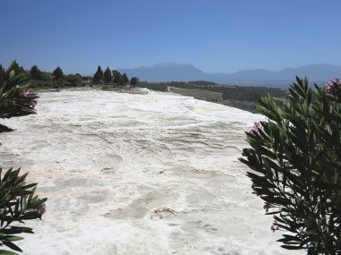 ünlü beyaz kalsiyum travertenleri ve havuzları, pamukkale, Türkiye.