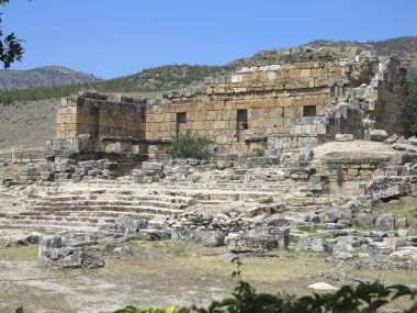Mavi gökyüzü ve hierapolis Antik şehir kalıntıları