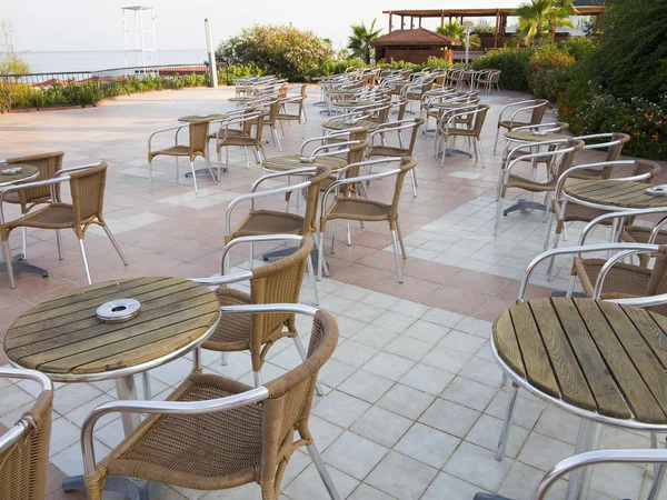Sillas y mesas en verano terraza al aire libre cafetería —  Fotos de Stock