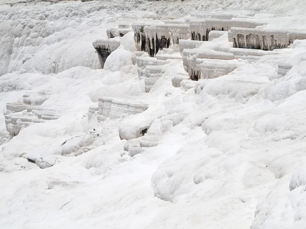 Знамениті білі кальцію травертинових покладів і басейни в Памуккале Туреччина. — стокове фото