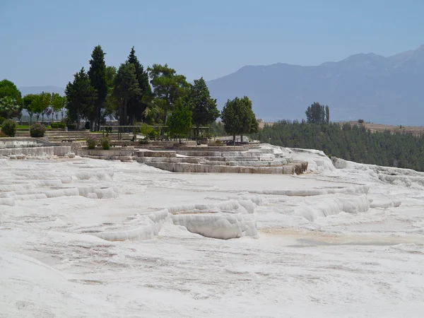 Słynny biały wapnia formacji skalnych z trawertynu i baseny w pamukkale, Turcja. — Zdjęcie stockowe