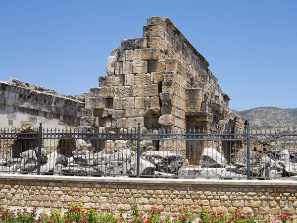 Ruins of the ancient temple in Hierapolis and blue sky — Stock Photo, Image