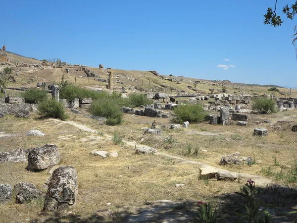 Ruiny starożytnego miasta hierapolis i błękitne niebo — Zdjęcie stockowe