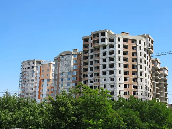 Immeuble résidentiel moderne, forêt verte et ciel bleu — Photo