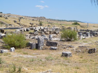 Mavi gökyüzü ve hierapolis Antik şehir kalıntıları