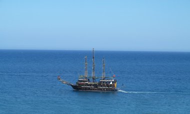 Vintage houten oude schip in blauwe zee