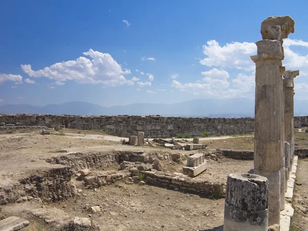 Kolommen en ruïnes van de oude tempel van artemis — Stockfoto