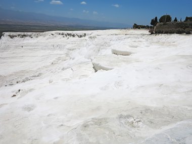 ünlü beyaz kalsiyum travertenleri ve havuzları, pamukkale, Türkiye.