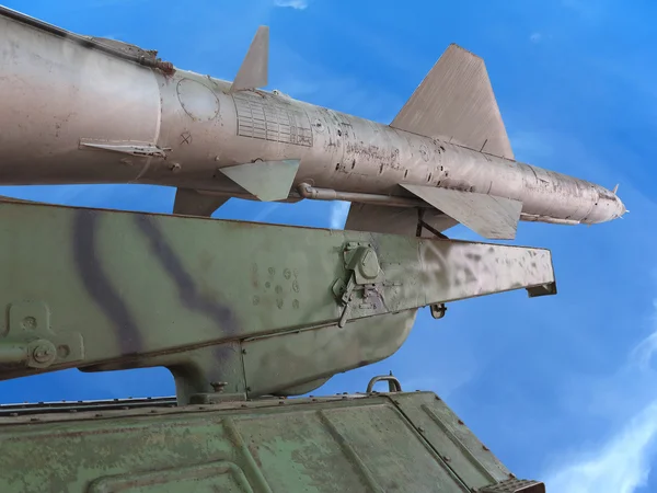 Wyrzutnia rakiet przeciwlotniczych obrony starej rosyjskiej nad niebieski niebo — Zdjęcie stockowe