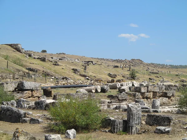 Ruinas de la antigua ciudad de Hierápolis y el cielo azul — Foto de Stock