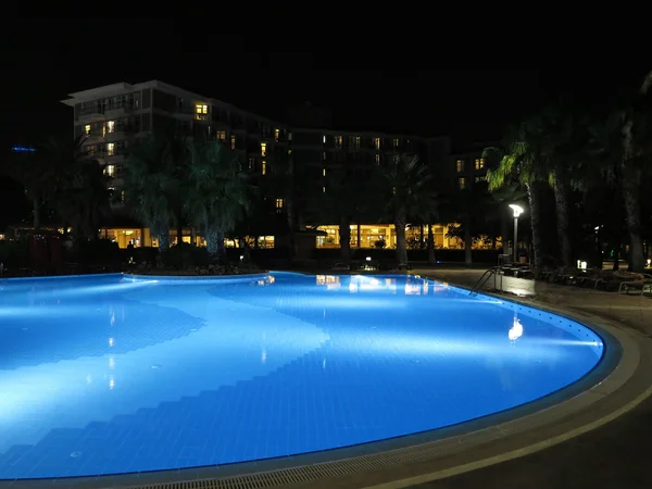 Luxus-Resort mit schönem Pool und nächtlicher Beleuchtung — Stockfoto