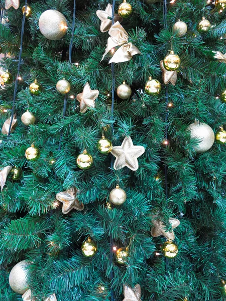 Fond abstrait de Noël avec des boules d'or et des étoiles — Photo