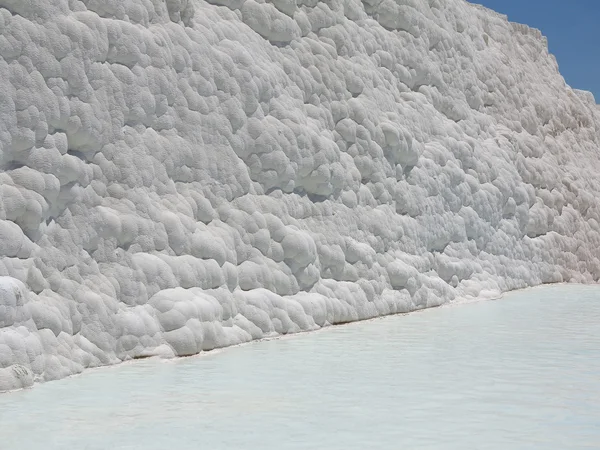 Słynny biały wapnia formacji skalnych z trawertynu i baseny w pamukkale, Turcja. — Zdjęcie stockowe