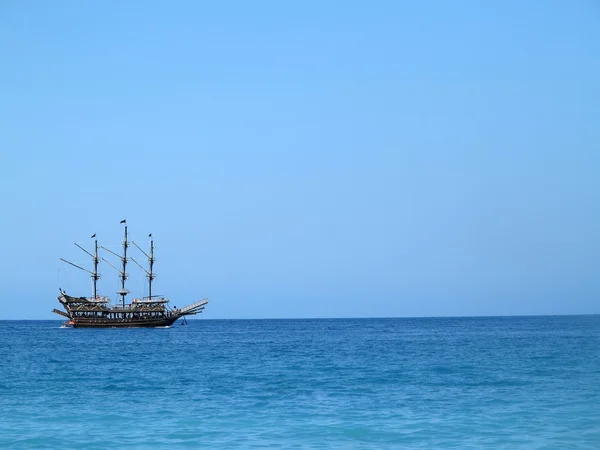 Old wooden old ship in blue sea — Stock Photo, Image