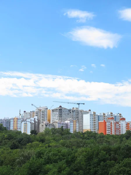 Жилой современный жилой дом, зеленый лес и голубое небо — стоковое фото