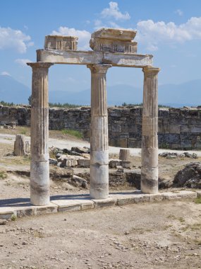 sütunlar ve antik artemis Tapınağı kalıntıları