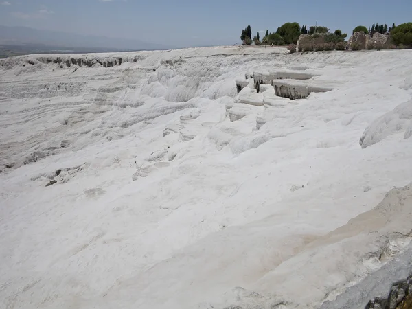 Słynny biały wapnia formacji skalnych z trawertynu i baseny w pamukkale, Turcja. — Zdjęcie stockowe