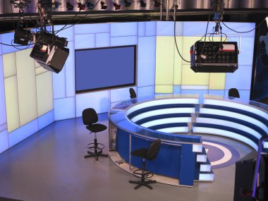 TV haber stüdyosu ışık ekipmanlarıyla kayıt için hazır