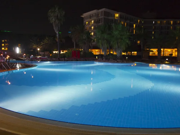 美しいプールとイルミネーション夜景高級リゾート — ストック写真