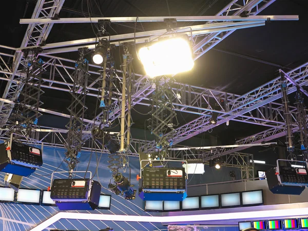 Structures of tv studio illumination equipment and projectors — Stock Photo, Image