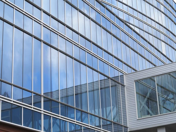 Astratto facciata di vetro blu moderno business center edificio — Foto Stock