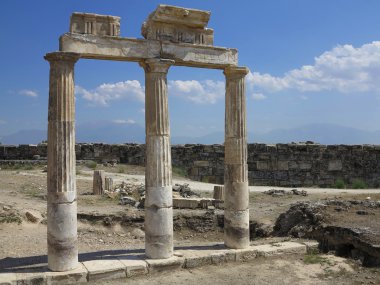 sütunlar ve antik artemis Tapınağı kalıntıları