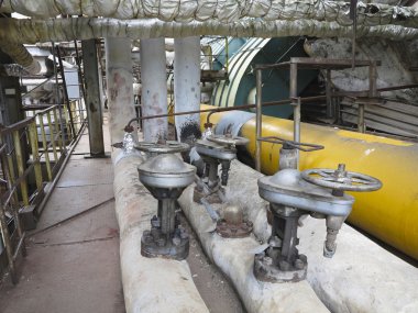 Eski paslı endüstriyel çelik boru hatları, subaplar ve ekipman po