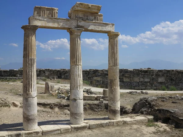 Kolumner och ruinerna av antika artemis tempel — Stockfoto