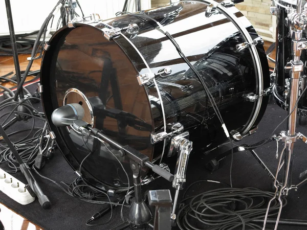 Черный барабан, кабели и микрофоны крупным планом — стоковое фото