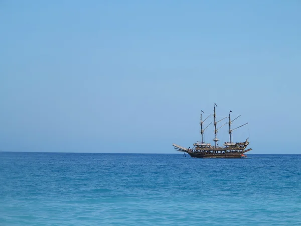 Velho navio velho de madeira em mar azul Imagens Royalty-Free