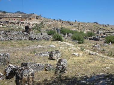Mavi gökyüzü ve hierapolis Antik şehir kalıntıları