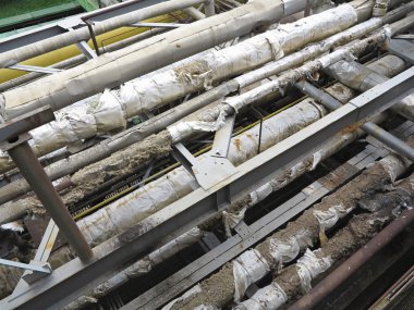 Eski paslı endüstriyel çelik boru hatları, subaplar ve ekipman po