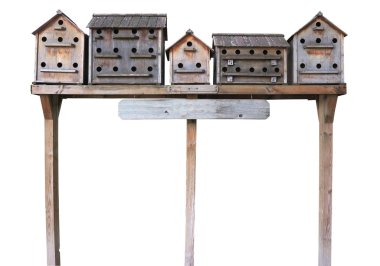 Eski ahşap starling kutuları kuş evi beyaz bitti izole iç içe geçirme