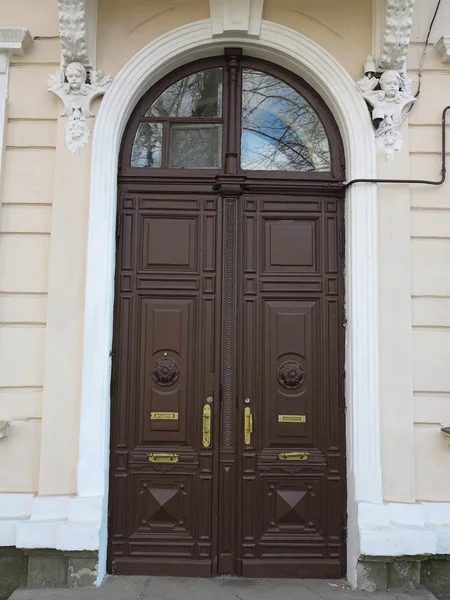 Antiguo marrón vintage puerta de madera con decoración — Foto de Stock